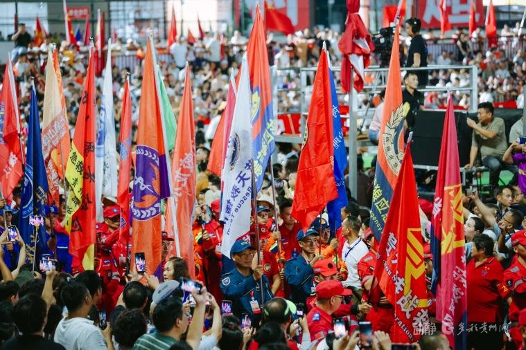 火爆比赛结束，全场观众沸腾欢呼！