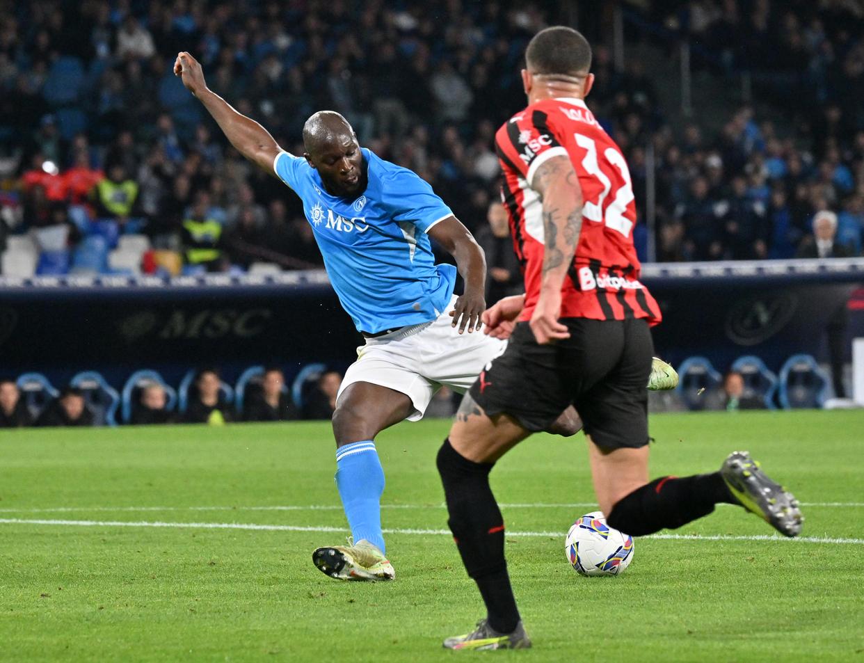 那不勒斯与AC米兰正面交锋,激情四射的简单介绍 那不勒斯与AC米兰正面交锋,激情四射的简单介绍