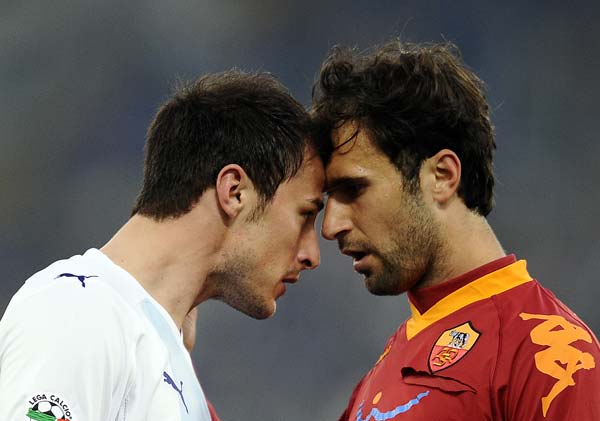 包含罗马球迷抗议管理层政策，要求改善球队状况的词条