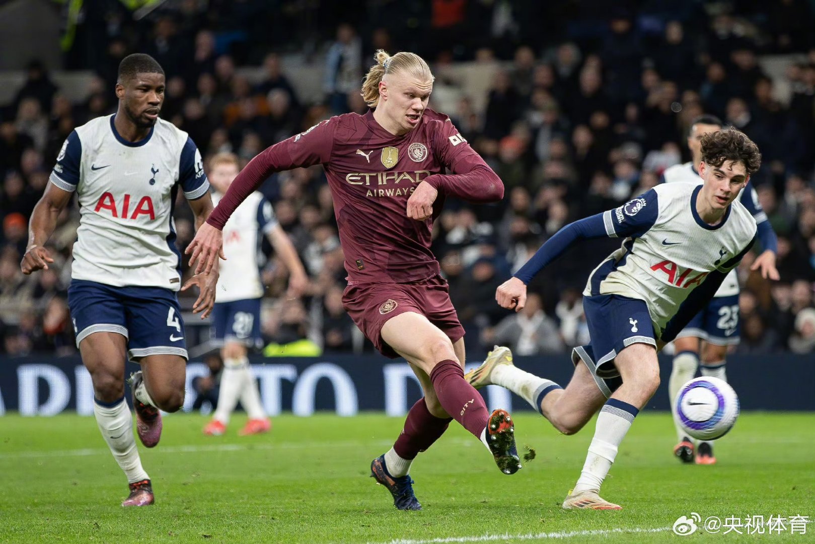 曼城客场飘红，英超霸主宣告归位的简单介绍