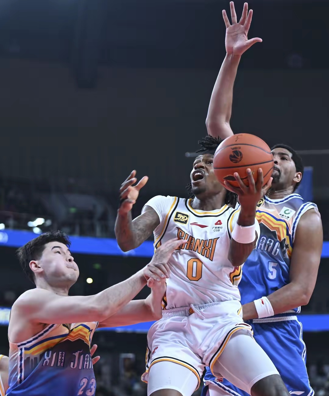 热血澎湃!球员全力拼搏,比赛场面激烈 热血澎湃!球员全力拼搏,比赛场面激烈