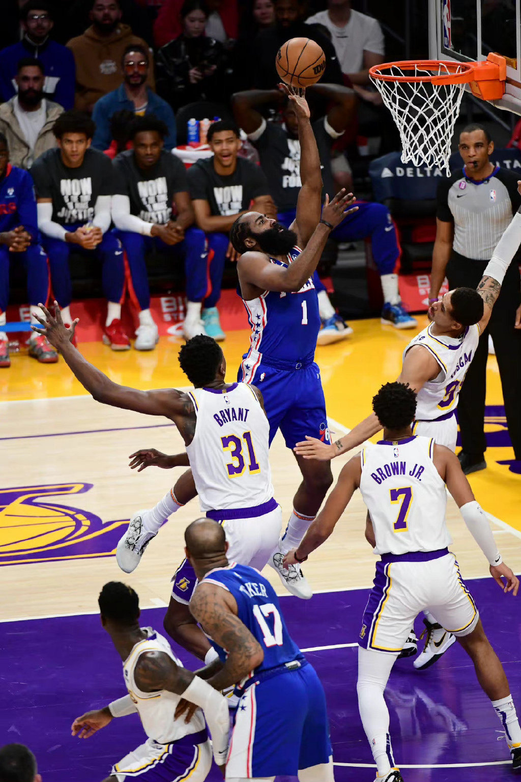 湖人险胜76人,易建联惊艳四座 湖人险胜76人,易建联惊艳四座