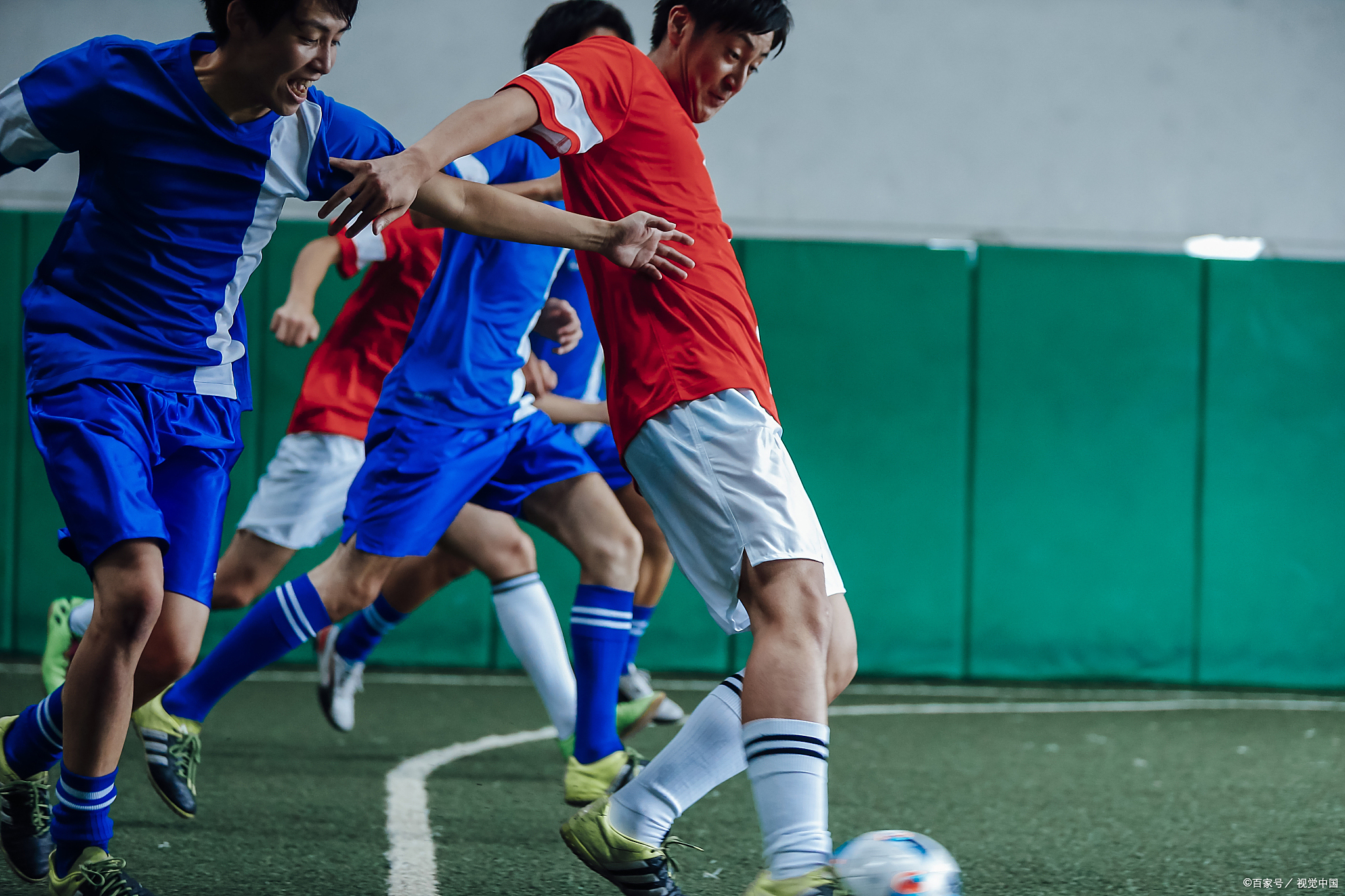 精彩瞬间:球员们奋力拼搏,争夺胜利 精彩瞬间:球员们奋力拼搏,争夺胜利